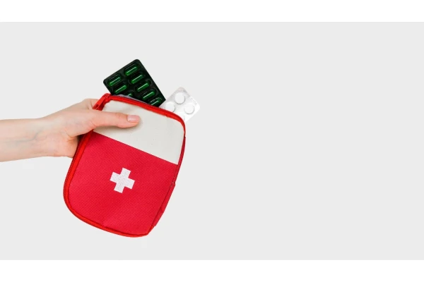 Apteczka na wakacje z dzieckiem - co zabrać na urlop?