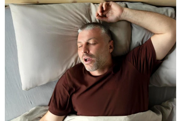 Bezdech senny – przyczyny, objawy i leczenie