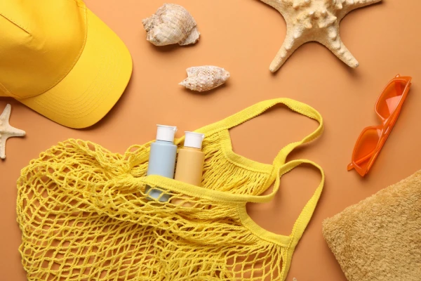 Jakie kosmetyki warto spakować na plażę?