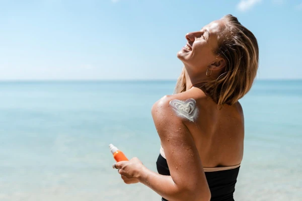 Czy kosmetyki z filtrem SPF 100 zapewniają lepszą ochronę niż SPF 50+?