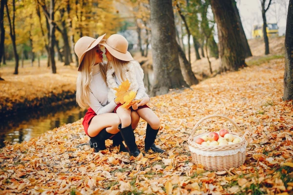 Jesienne wahania temperatur – jak się ubierać, żeby nie zmarznąć ani się nie przegrzać?