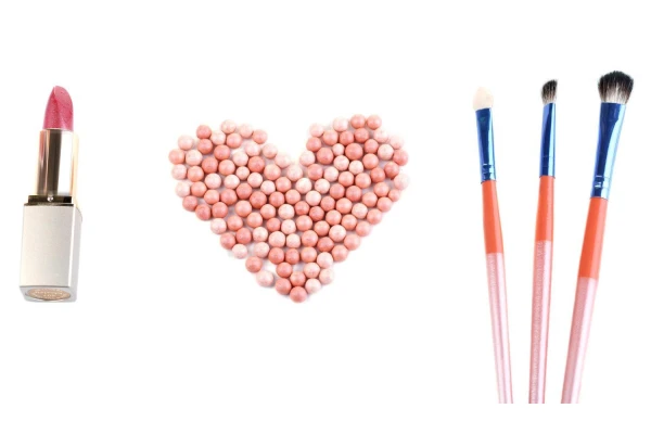 Minimalizm w kosmetykach – na czym polega capsule makeup?