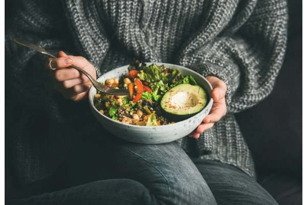 Suplementy diety dla wegetarian i wegan. Czy są potrzebne i jakie wybierać?